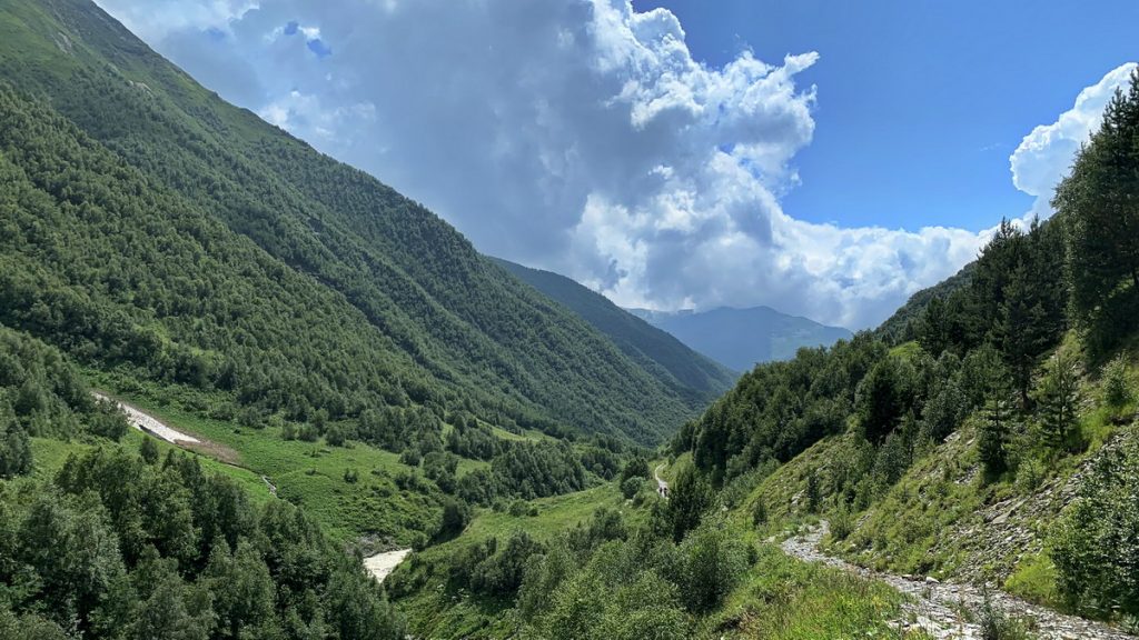 The trail above the Khalde river towards Lalkhori