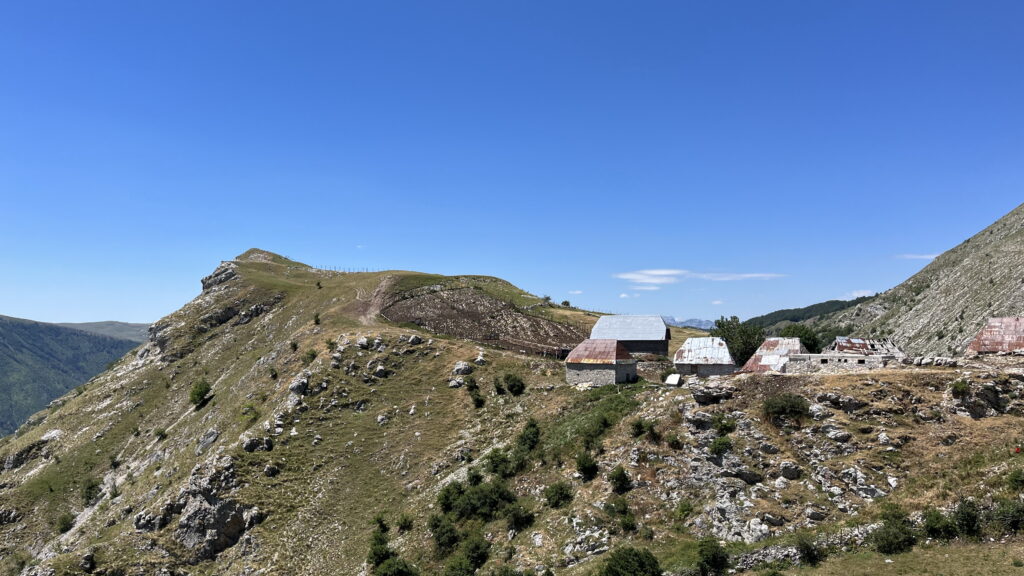 The traditional village Lukomir has a spectacular location at the edge of Rakitnica canyon